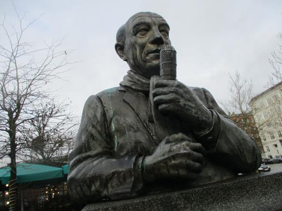 Gunnar Nu Hansen statue/Peterjon Cresswell