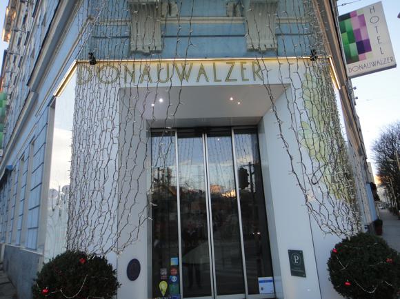 Hotel Donauwalzer/Peterjon Cresswell
