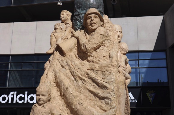 Statue to Cádiz supporters/Yuan Yuan Fu