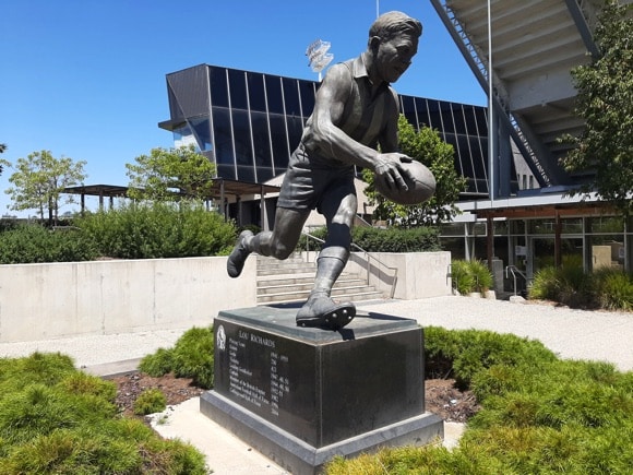 Lou Richards statue/Eugene Price