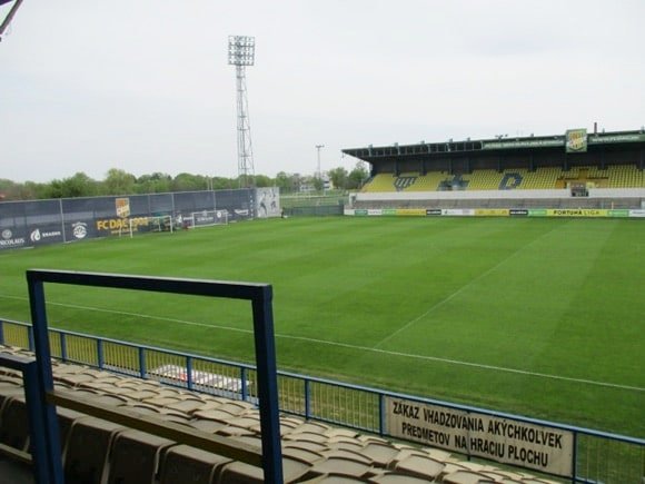 Mestský štadión/Peterjon Cresswell