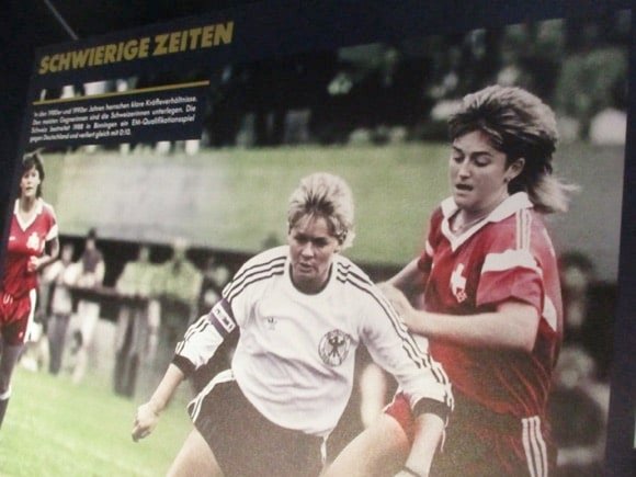Frauen am Ball/Peterjon Cresswell