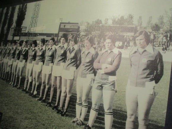 Frauen am Ball/Peterjon Cresswell