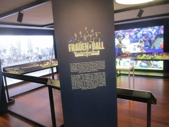 Frauen am Ball/Peterjon Cresswell