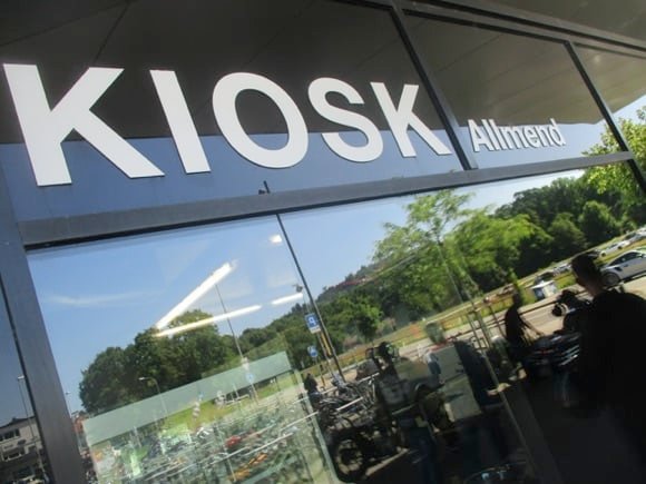 Allmend/Messe S-Bahn station kiosk/Peterjon Cresswell