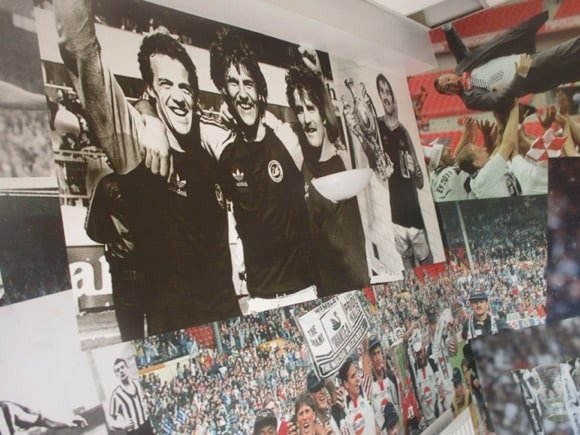 Swansea City mural/Peterjon Cresswell