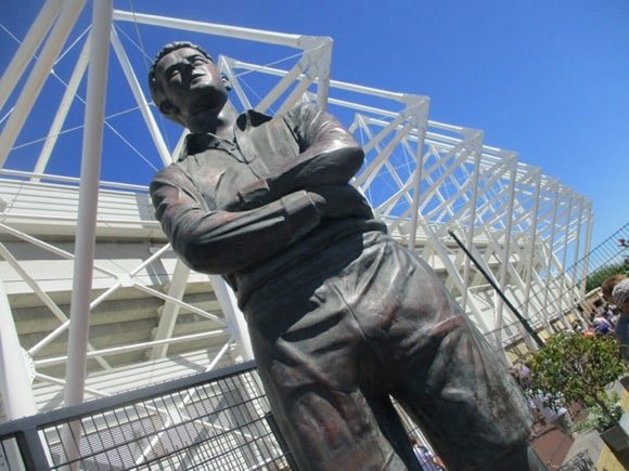 Ivor Allchurch statue/Peterjon Cresswell