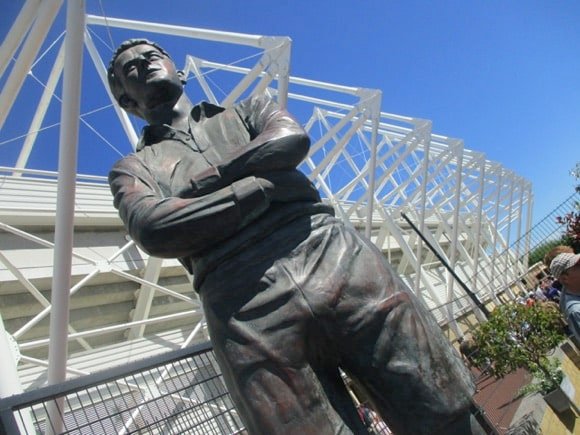 Ivor Allchurch statue/Peterjon Cresswell