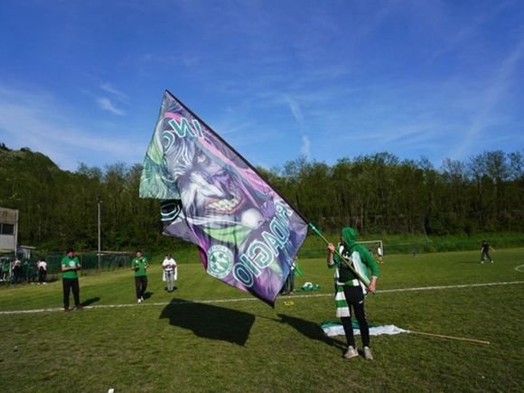 No flag, no calcio: Gatti Randagi fan waves his support