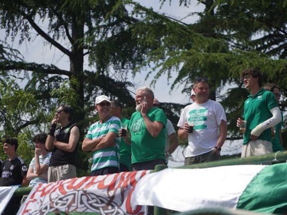 Celts in Barga: Visiting fans watch Stray Cats in action