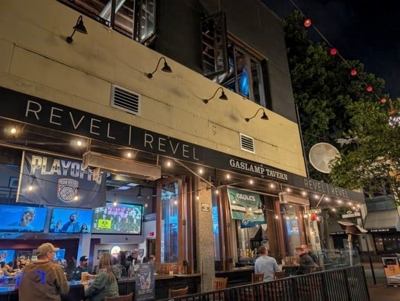 Gaslamp Tavern/César Hérnández