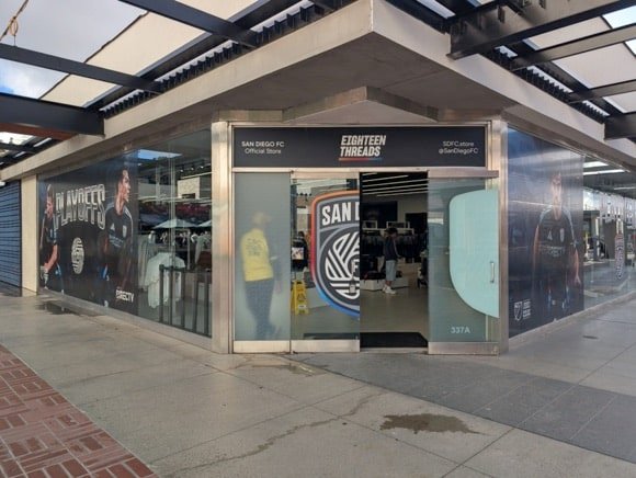 San Diego Store/César Hérnández