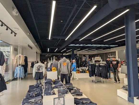San Diego Store/César Hérnández