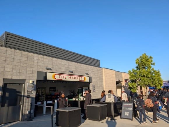 The Market/César Hernández