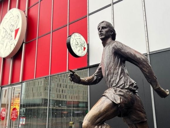 Johan Cruyff statue/Joe Stubley