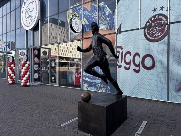 Johan Cruyff statue/Joe Stubley