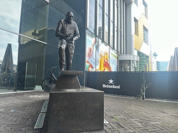 Bobby Haarms statue/Joe Stubley