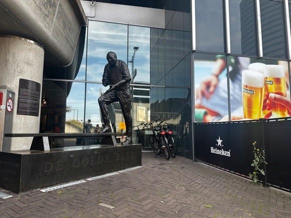 Bobby Haarms statue/Joe Stubley