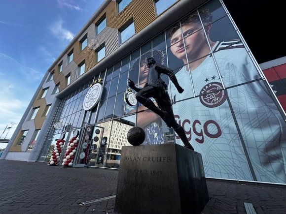 Johan Cruyff statue/Joe Stubley