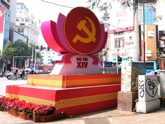 Saying it with flowers in Hanoi