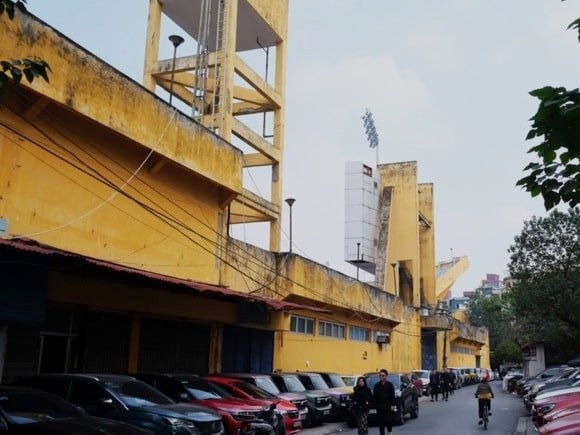 Another coat needed at Hàng Đẫy Stadium