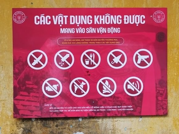 No guns, umbrellas or dogs at Hàng Đẫy Stadium