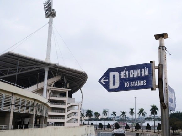 Pointing the way at Mỹ Đình National Stadium