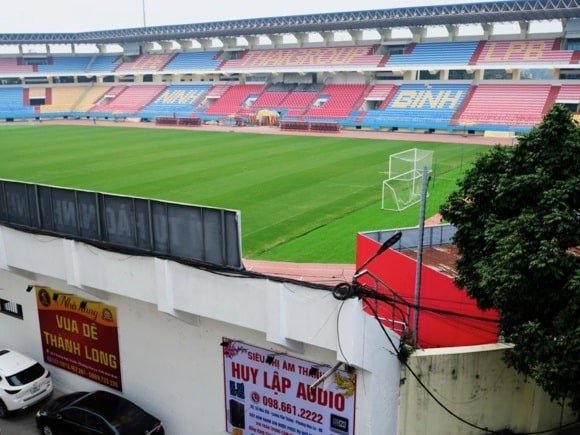 The groundsman earns his corn at Ninh Bình