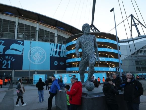 Statue of David Silva/Mariia Makarova