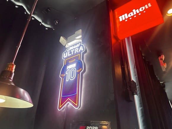 305 Sports Bar/Joe Stubley