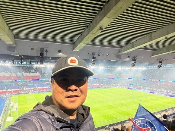 Edward de la Fuente at the Parc des Princes, Paris