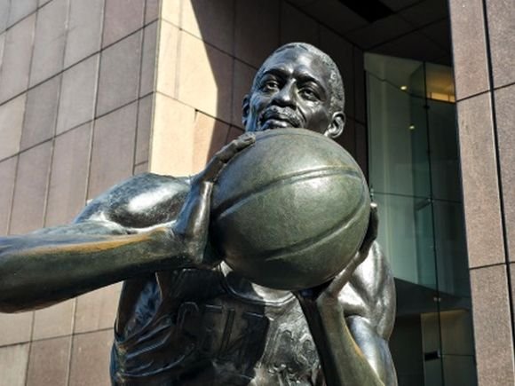 Bill Russell statue/Angela Rowlings – angelarowlingsphoto.com