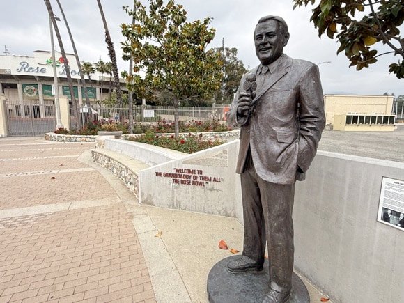 Keith Jackson statue, Rose Bowl/Tony Pierce