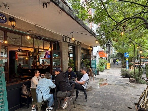 Doghouse Pub/Jennifer Fernández Solano