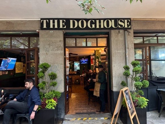 Doghouse Pub/Jennifer Fernández Solano