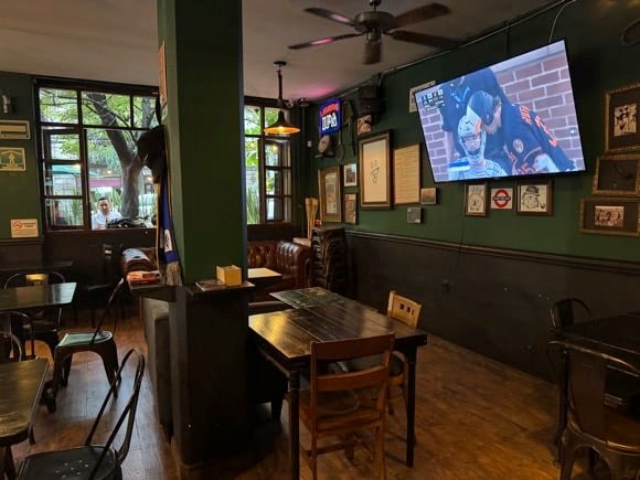 Doghouse Pub/Jennifer Fernández Solano