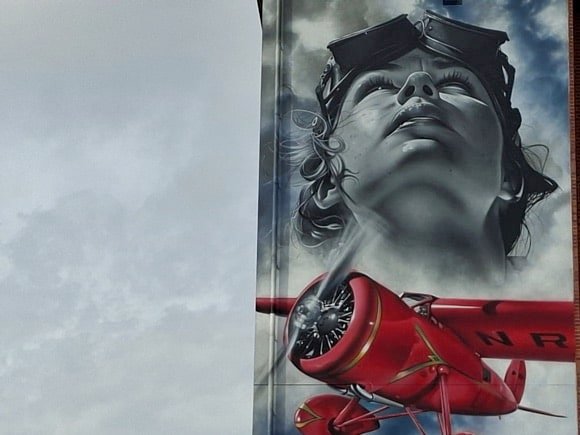 Amelia Earhart mural/Peter Hegarty